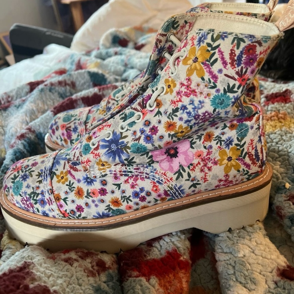 Dr. Marten’s Newton Wanderlust Zip-Up Floral Canvas Platform Boots US Women’s 11